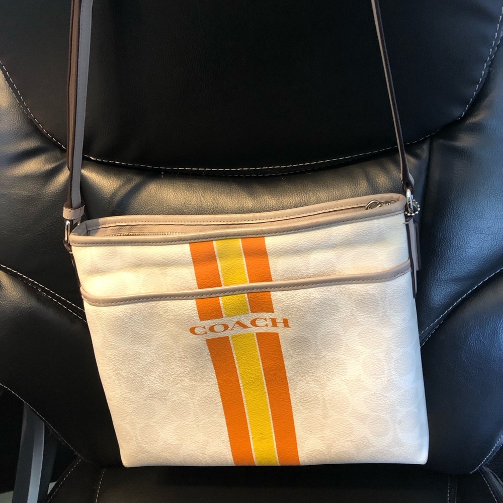 Coach Stylish Leather Crossbody and Yes it will hold your phone! - Picture 6 of 6